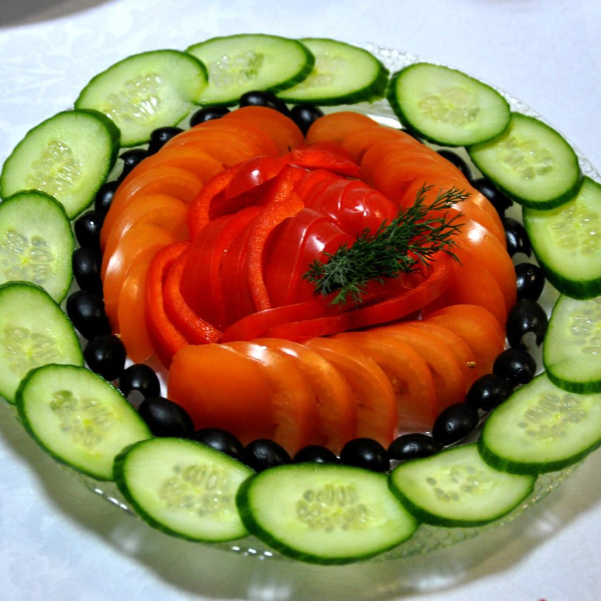 Нарезки на стол огурцы помидоры. Овощная нарезка. Овощи красиво на тарелке. Украшения из овощей. Красиво нарезать огурцы.