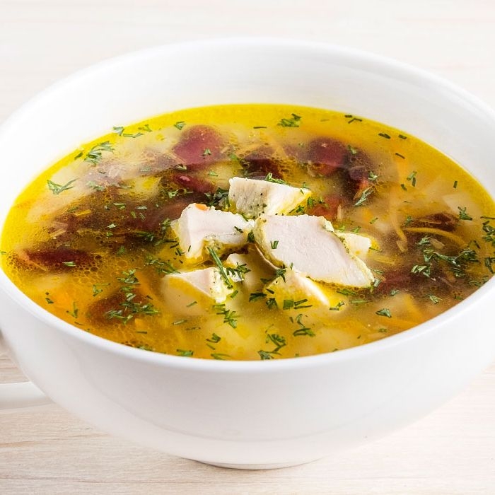 Красный фасолевый суп с курицей. Суп фасолевый с курицей. Суп картофельный с фасолью и курицей. Куриное филе суп. Суп с курицей и грибами клипарт отличного качества.